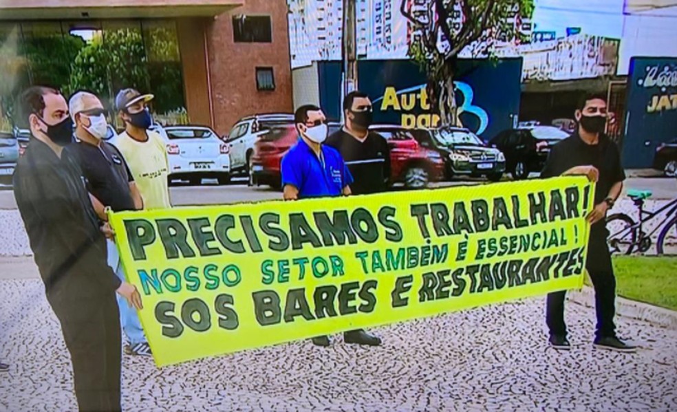 Trabalhadores de bares e restaurantes protestam por falta de auxilio em frente ao predio da Alese
