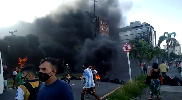 Transito e interditado na Avenida Ivo do Prado devido a manifestacao contra Bolsonaro veja video