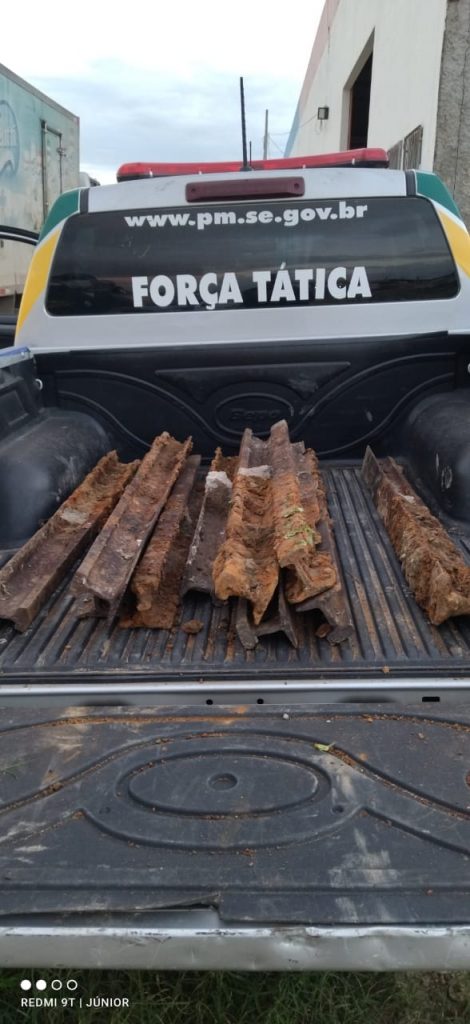 Tres homens sao presos suspeitos de roubar barras de ferro de linha ferrea em Propria