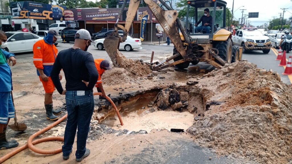 Vazamento de agua interdita trecho da Av. Pedro Calazans em Aracaju