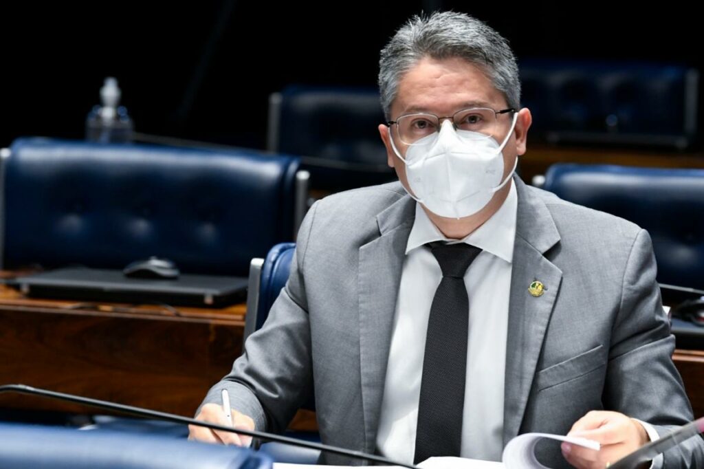 Vontade afobada de proteger o presidente afirma Alessandro Vieira sobre depoimento de Ernesto Araujo
