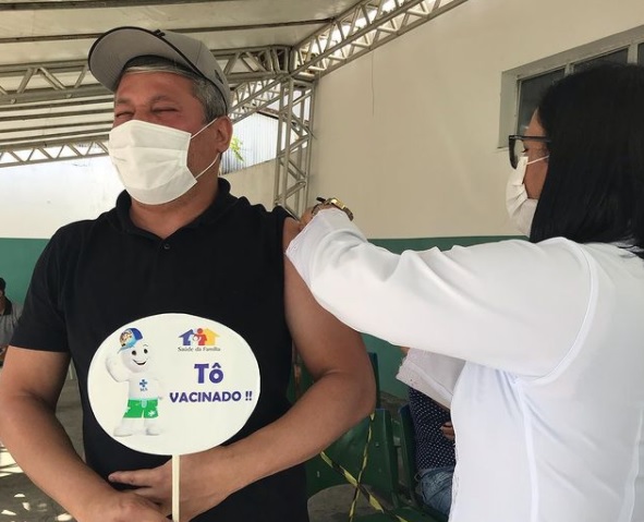 A vacina e muito forte e a reacao e muito dura diz ex prefeito de Capela apos se vacinar com a AstraZeneca