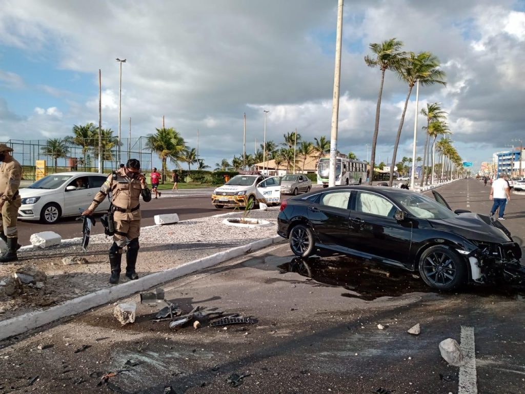 Acidente causa queda de dois postes na Av. Hermes Fontes em Aracaju