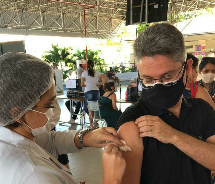 Alessandro Vieira e vacinado contra a covid 19 e incentiva populacao Voce tambem deve buscar o posto