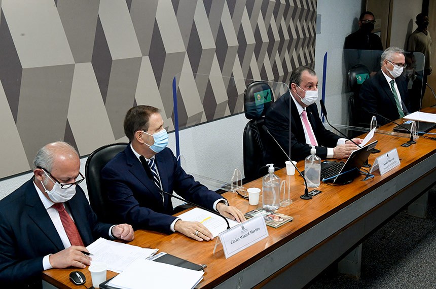 Apos negar gabinete paralelo empresario Carlos Wizard se recusa a responder senadores na CPI