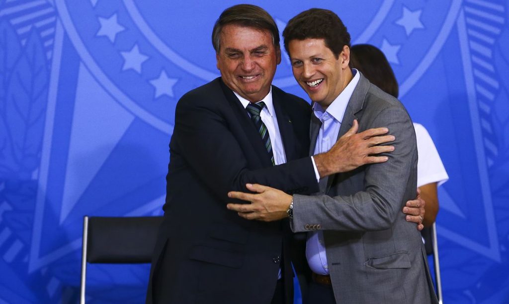 Bolsonaro elogia Salles e diz lamentar tratamento dado por outro Poder