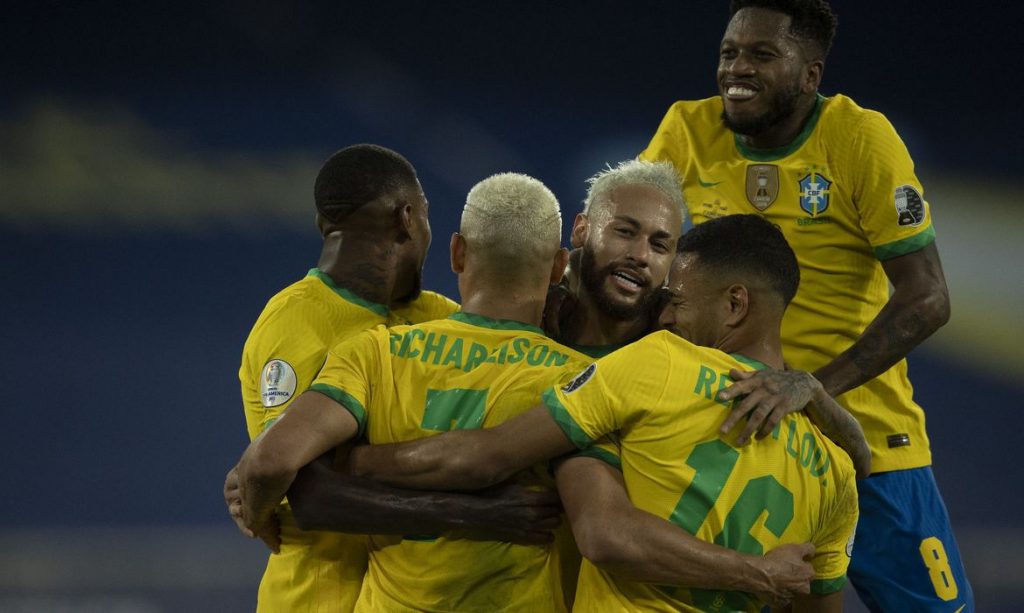 Brasil goleia selecao peruana e segue 100 na Copa America