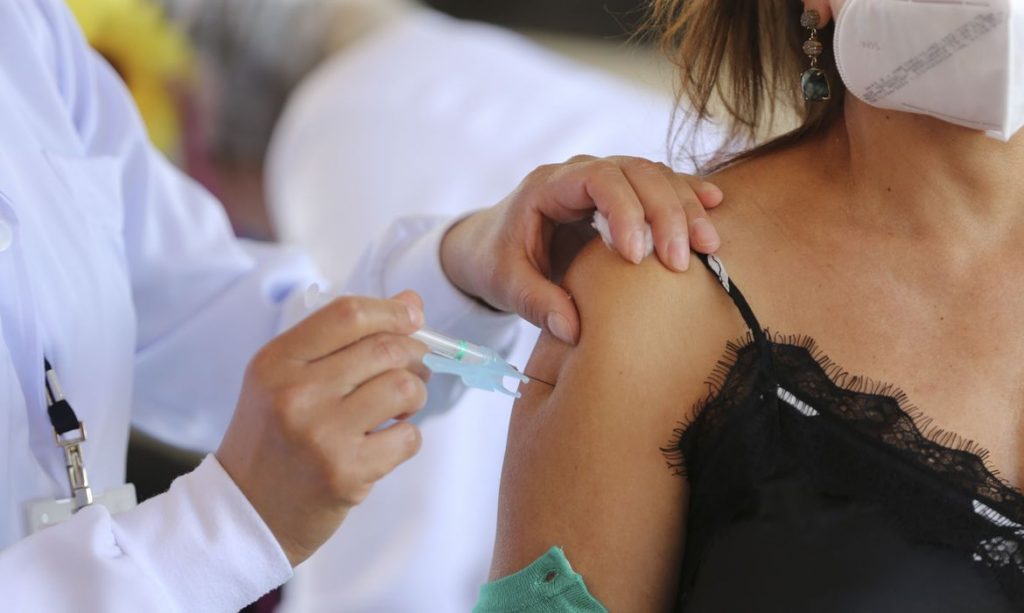 Brasil registra 82.288 novos casos de covid 19 e 2.301 mortes em 24h