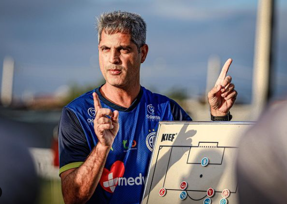 Bronca Rodrigo Santana alega erro de arbitragem em gol que garantiu vitoria do Coritiba