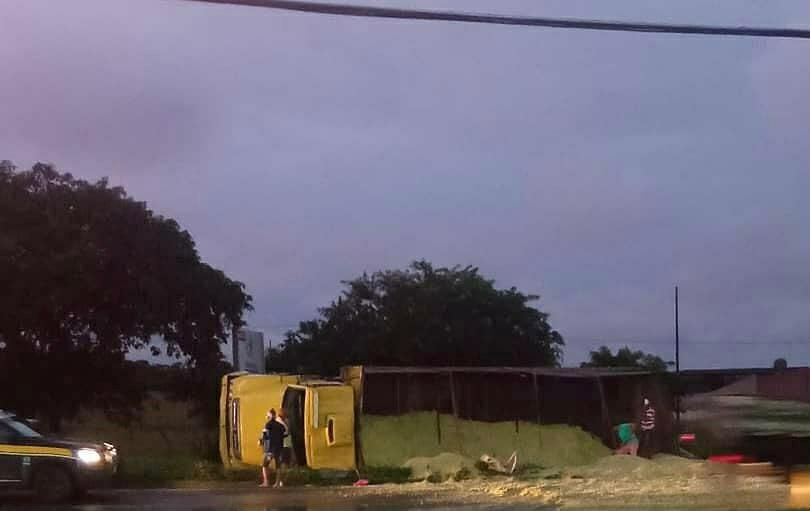 Caminhao carregado com bagaco de laranja tomba na BR 101 em Socorro