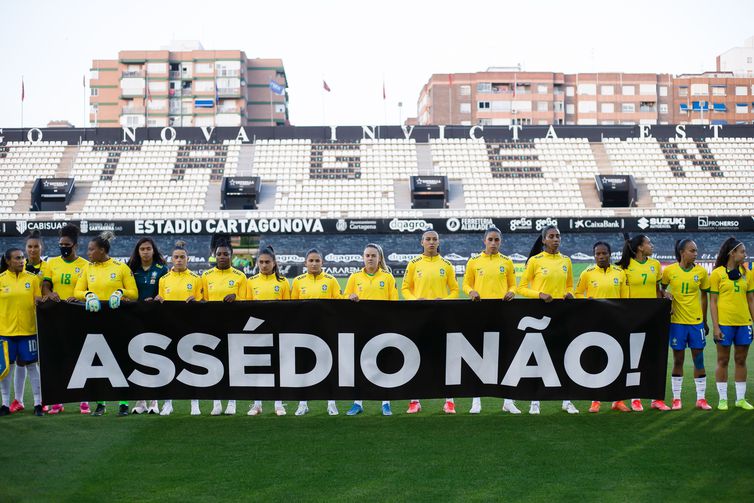 Com manifesto contra assedio selecao bate Russia em amistoso