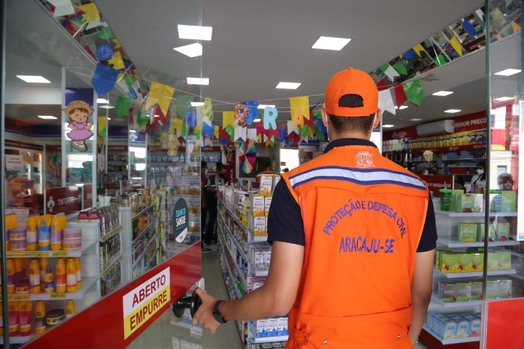 Comercio e fiscalizado durante ponto facultativo do Sao Pedro em Aracaju