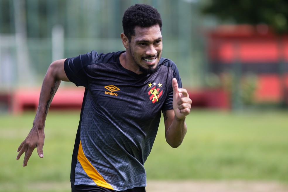 Confianca anuncia contratacao do atacante Hernane Brocador