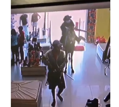 Dois homens assaltam loja em Itaporanga montados em cavalo veja video