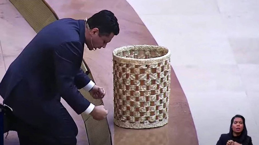 Em culto Igreja Universal pede doacao do auxilio emergencial dos fieis na pandemia