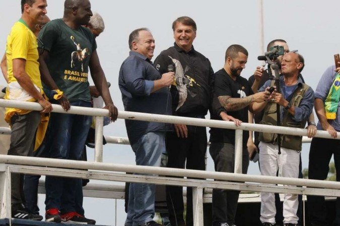 Exercito decide nao punir Pazuello por participar de ato politico com Bolsonaro