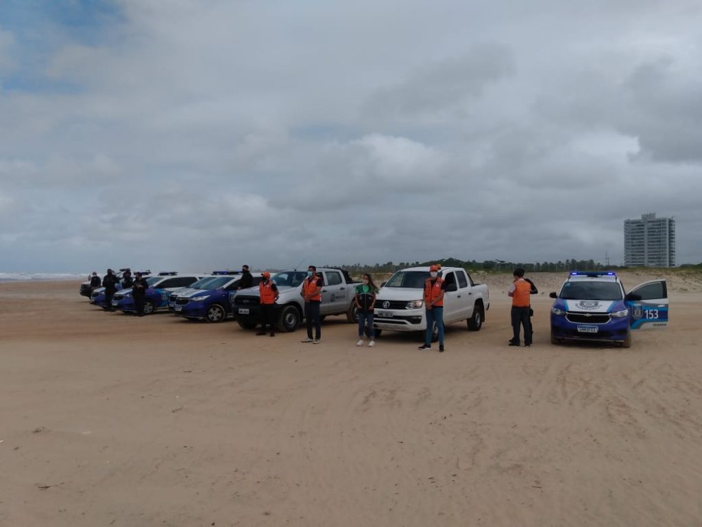 Fiscalizacao dispersa cerca de 40 pessoas que praticavam futebol em praia de Aracaju