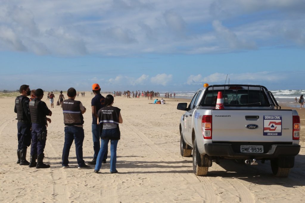 Fiscalizacao dispersou banhistas das praias de Aracaju neste domingo 6
