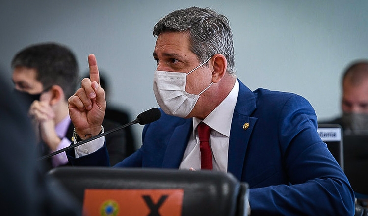 Foi uma decisao politica do governo nao apostar nas vacinas afirma Rogerio Carvalho