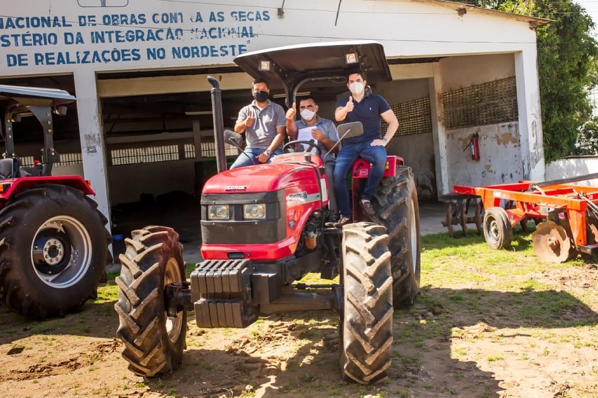 Gustinho Ribeiro entrega dois tratores para auxiliar na agricultura familiar em Salgado