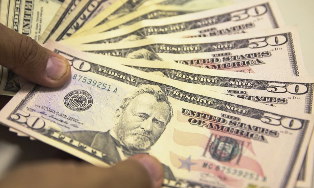 Idosa se surpreende ao encontrar deposito de quase R 5 bilhoes apos checar saldo da conta