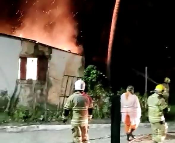 Incendio destroi casa abandonada em Sao Cristovao bombeiros controlaram as chamas