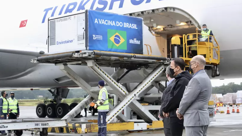 Insumo para producao de mais 10 milhoes de doses da Coronavac chegam ao Brasil neste sabado 26