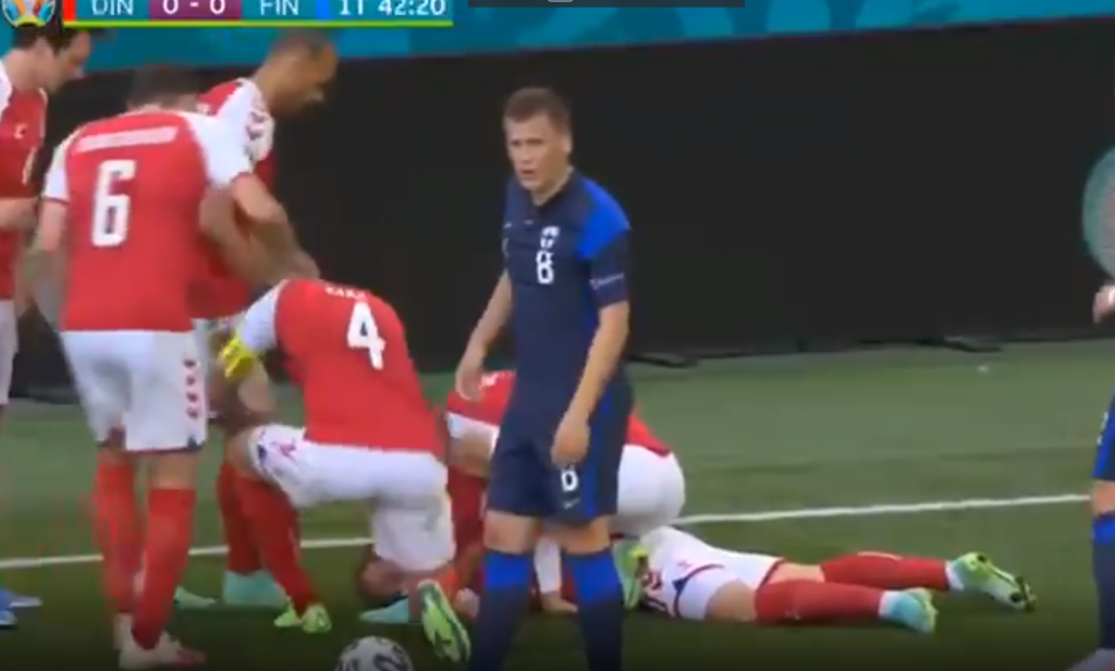 Jogador da Dinamarca tem mal subito e e reanimado em campo durante jogo da Eurocopa veja video