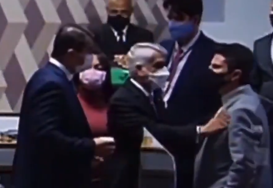 Marcos do Val e Luis Miranda trocam empurroes em intervalo da CPI veja video