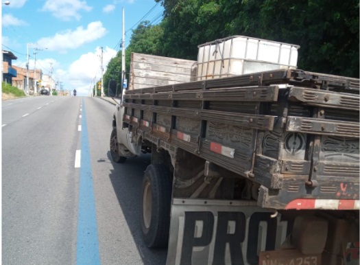 Menor de idade e flagrado conduzindo um caminhao em Aracaju