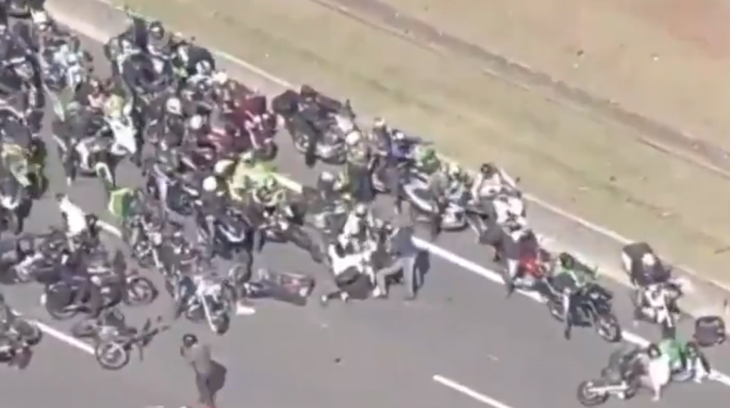 Motociclista causa acidente durante manifestacao pro Bolsonaro em Sao Paulo veja video