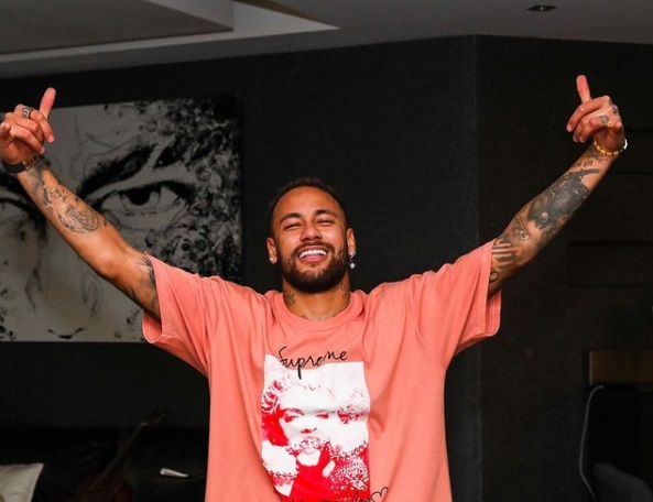 Neymar e derrubado por fas em chegada ao hotel em Porto Alegre