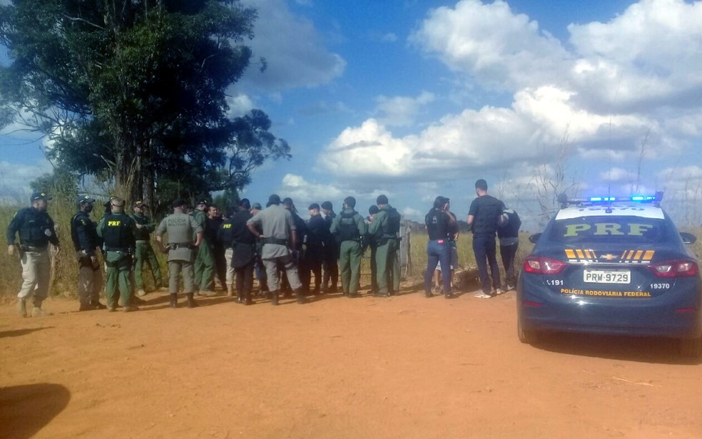 Operacao reune 200 policiais e tem ajuda de moradores por aplicativo em busca de suspeito de matar familia no Distrito Federal