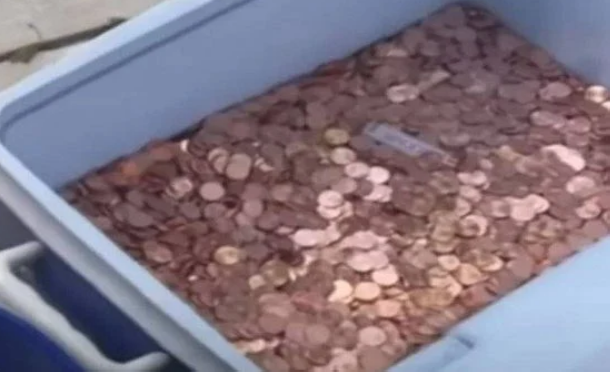 Pai joga 80 mil moedas em gramado para pagar pensao da filha