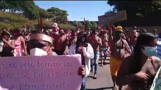 Policiais e indigenas entram em confronto apos protesto na Camara