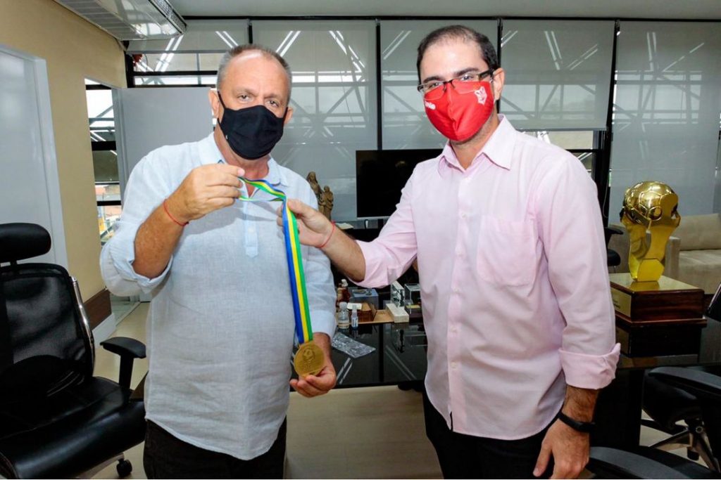 Por apoio na temporada 2021 Belivaldo recebe medalha do presidente do Sergipe