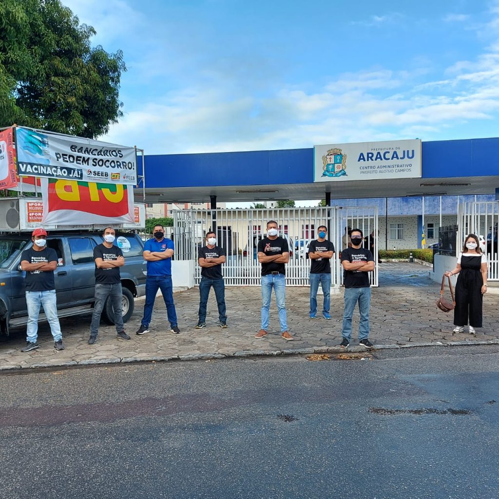 Sindicato dos Bancarios suspende greve mas realiza ato em frente a Prefeitura de Aracaju para cobrar vacinacao