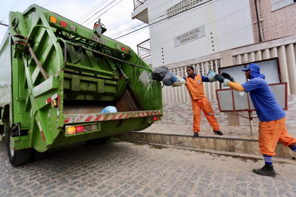 Trabalhadores de limpeza urbana comecam a ser vacinados contra covid 19 em Sao Cristovao