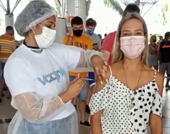 Vereadora Sheyla Galba e vacinada contra a covid 19 em Aracaju
