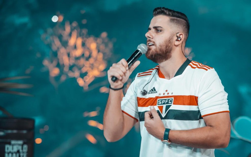 Ze Neto faz piada homofobica com camisa do Sao Paulo e e criticado nas redes sociais cantor pediu desculpas apos repercussao