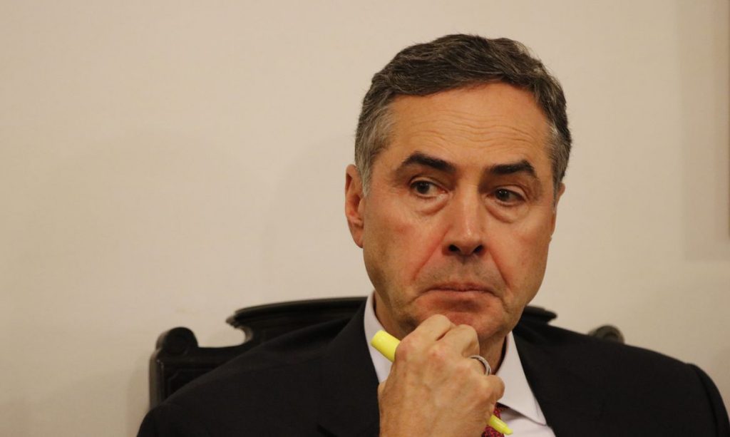 Atuar para impedir eleicao configura crime de responsabilidade diz Barroso sobre Bolsonaro