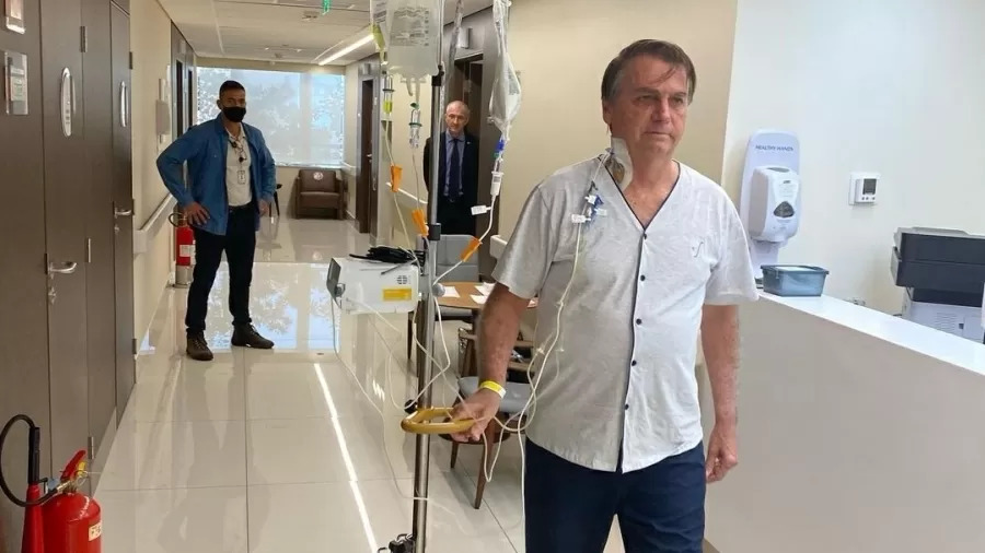 Bolsonaro caminha sem mascara e com soro em corredor de hospital Em breve de volta