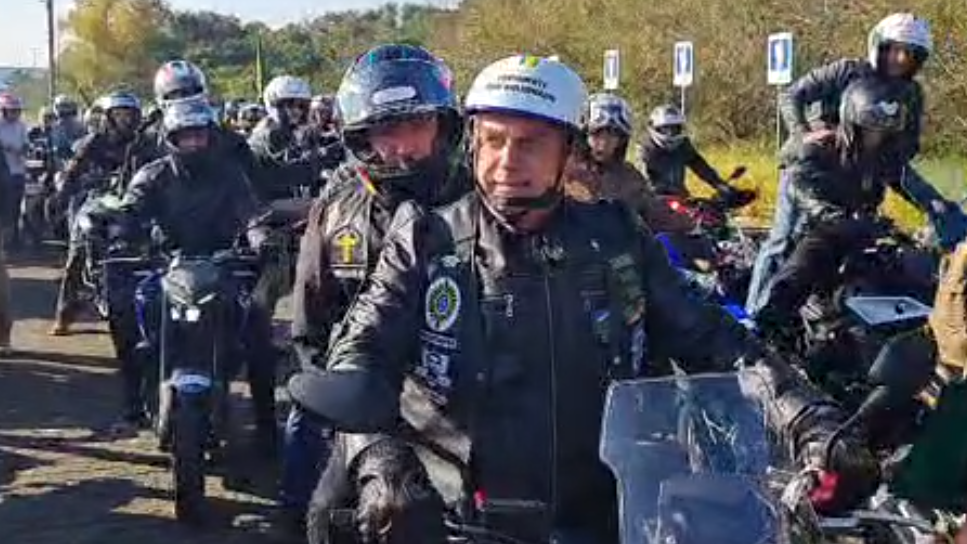 Bolsonaro e apoiadores participam de motociata em Porto Alegre veja video