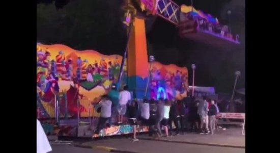 Brinquedo perde controle em parque de diversao nos EUA mas grupo se arrisca e evita o pior veja video