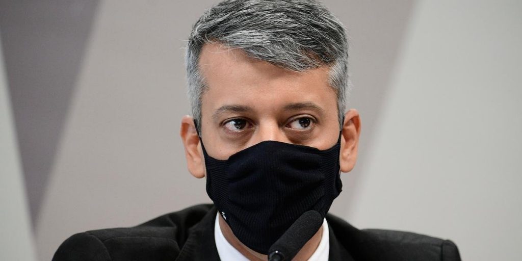 CPI Omar Aziz da voz de prisao para Roberto Dias ex diretor de Logistica da Saude veja video