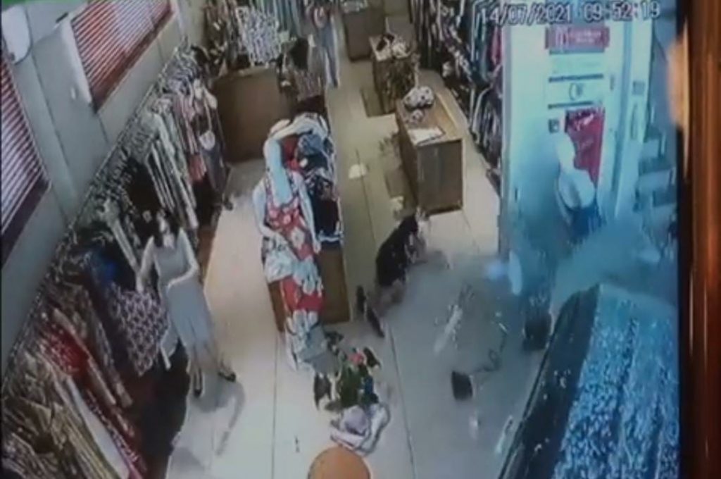 Carro desgovernado invade loja de roupas em Aracaju veja video