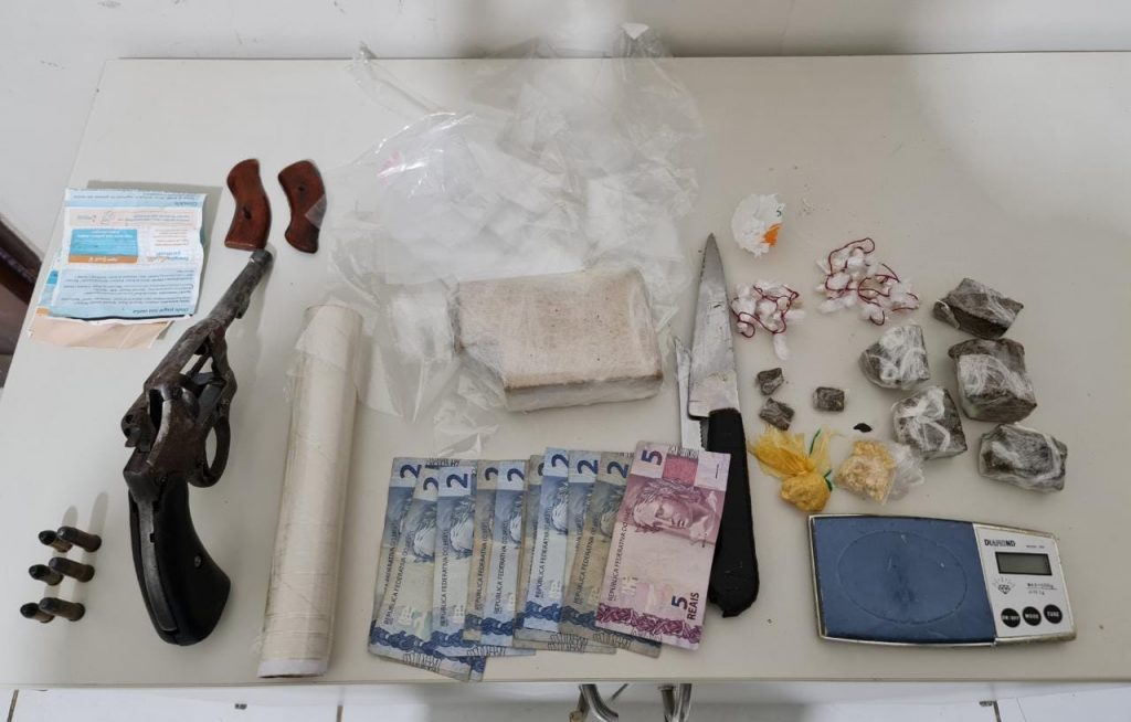 Casal e preso por trafico apos ser flagrado com pedras de crack e arma em propria