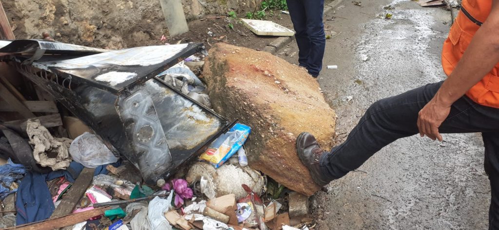 Chuva causa deslocamento de uma pedra no bairro America