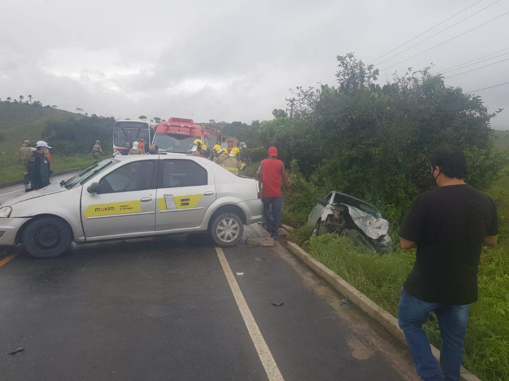 Colisao frontal entre dois veiculos deixa quatro pessoas feridas na rodovia Joao Bebe Agua em Sao Cristovao