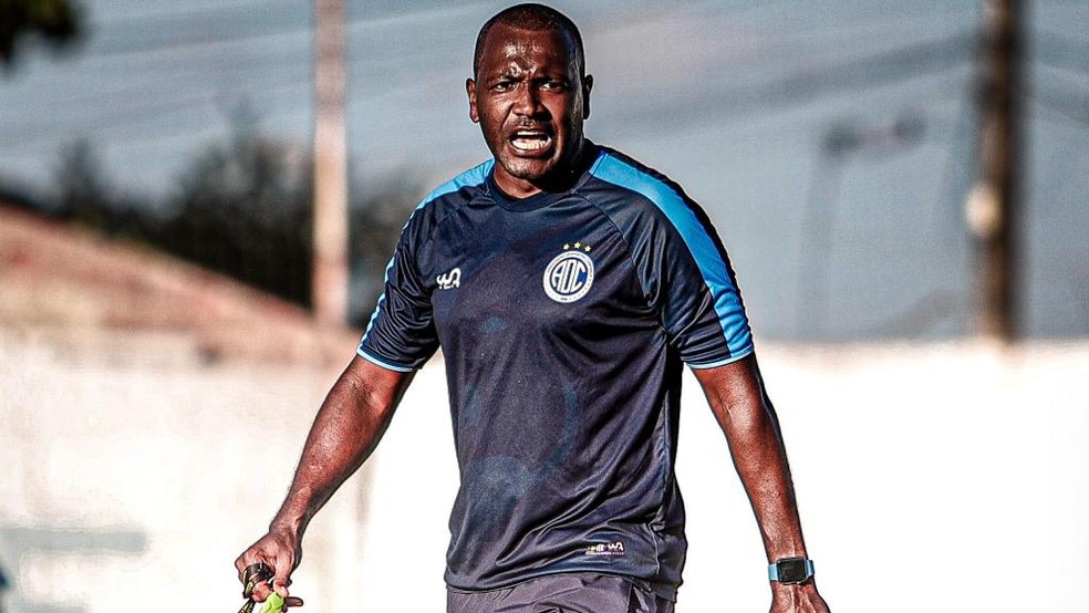 Confianca Ze Carlos diz que fara alguns ajustes necessarios na equipe para buscar reabilitacao na serie B